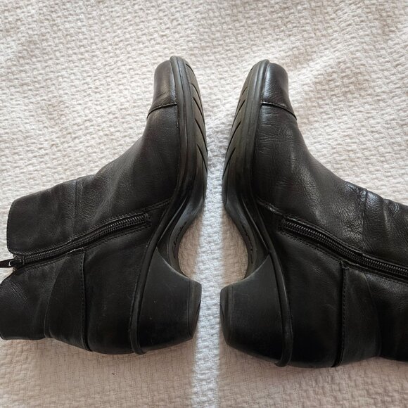 Clark's Black Leather Booties 8M w/1 1/2"heel - Picture 7 of 7